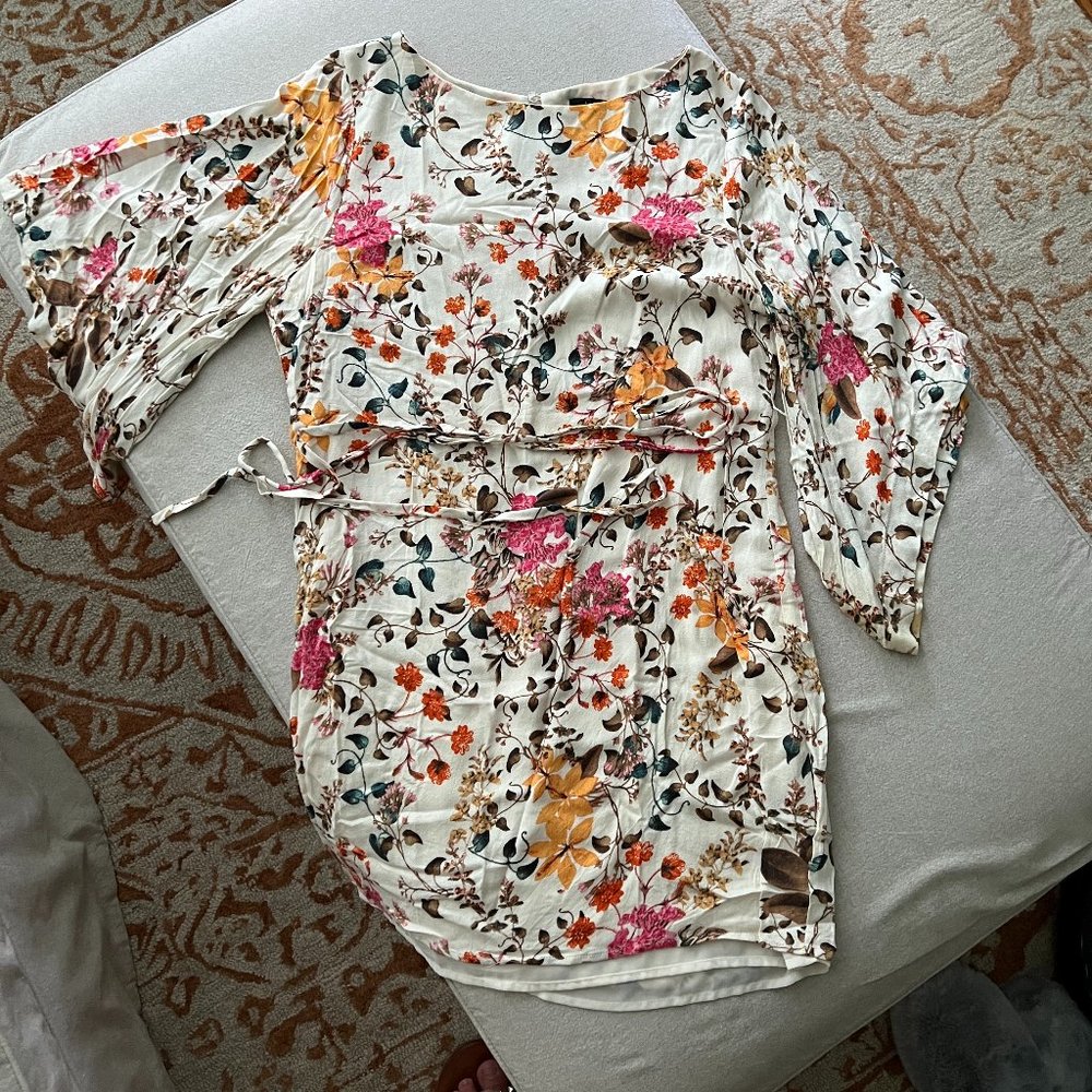 Like New Aakaa Flower Power Belted Bell Sleeve Dress Sz L